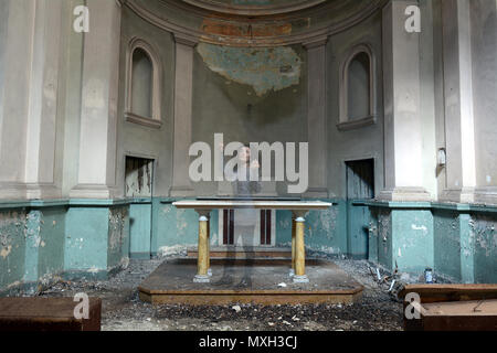 Ghost Image der Frau in einer verlassenen Kirche in Italien Stockfoto