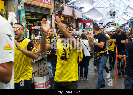 Fußballfans in Beitar Jerusalem strip März hinunter die Mall des Mahane Yehuda Markt in Jerusalem Israel abgedeckt. Stockfoto