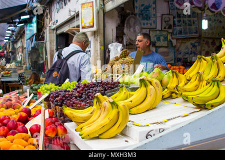 9. Mai 2018 frisches Obst auf eines Anbieters stand beim Mahane Yehuda bedeckt Straße Markt in Jerusalem Israel Stockfoto