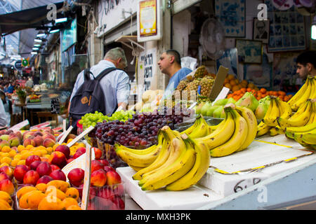 9. Mai 2018 frisches Obst auf eines Anbieters stand beim Mahane Yehuda bedeckt Straße Markt in Jerusalem Israel Stockfoto