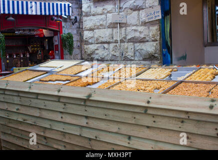 9. Mai 2018 eine große und bunte Auswahl an süßen Brot und Gebäck zum Verkauf an einen Stall am Mahane Yehuda Markt in Jerusale4m Israel Stockfoto