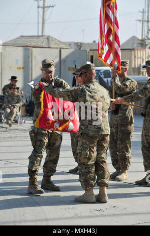 Flughafen Bagram, Afghanistan (Nov. 2, 2016) - US-Armee Oberstleutnant James C. Reese und Command Sgt. Maj. Randy B. graues Gehäuse der 2 Battalion, 44th Air Defense Artillery Regiment Einheit Farben während der Übertragung der Autorität Zeremonie. 2/44 ADA wird in Fort Campbell, Ky. Reese und Grau sind die bataillonskommandeur und Command Sergeant Major. Foto von Bob Harrison, der US-Streitkräfte in Afghanistan öffentliche Angelegenheiten. Stockfoto