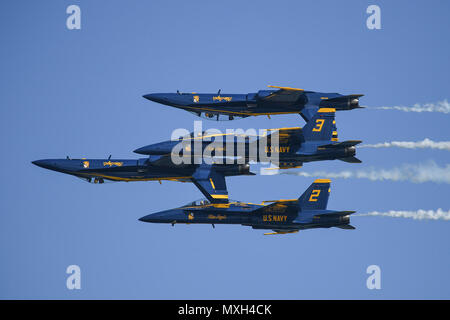 161105-N-UK 306-186 Jacksonville Beach, Fla (Nov. 5, 2016) F/A-18C Hornet von der US-Navy Flight Demonstration Squadron, die Blue Angels, führen Sie eine Antenne Demonstration während das Meer 2016 und Himmel Spektakuläre in Jacksonville Beach. Das zeigen auch empfohlene Antenne Leistungen durch andere militärische und zivile Flug Teams, Live-Unterhaltung und die Möglichkeit militärischer Flugzeuge und Fahrzeuge und die US Special Operations Command Parachute Team zu sehen. (U.S. Marine Foto von Petty Officer 2nd class Timothy Schumaker/Freigegeben) Stockfoto