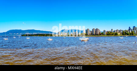 Berühmte Bootfahren und Segelboot Aktivitäten in Vancouver an der False Creek und die English Bay im wunderschönen British Columbia, Kanada Stockfoto