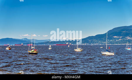 Einen malerischen Blick auf den Gewässern Vancouver am internationalen Hafen und die North Shore Mountains in den Boden zurück im schönen British Columbia, Kanada Stockfoto