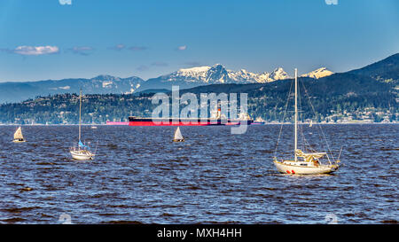 Einen malerischen Blick auf den Gewässern Vancouver am internationalen Hafen und die North Shore Mountains in den Boden zurück im schönen British Columbia, Kanada Stockfoto