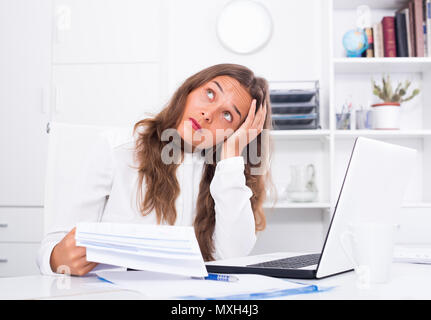 Deprimiert junge Frau Schwierigkeiten bei der Arbeit im Büro Stockfoto