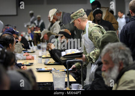 Sgt. 1. Klasse Joshua Gardner löscht Gerichte während einer Verbindung Colorado Ereignis am Lawrence Street Community Center, Denver, Colo., Nov. 06, 2016. Schließen Sie den Colorado vereint die Denver Rescue Mission mit dem Colorado Army National Guard eine warme Mahlzeit für Menschen in Not. (U.S. Nationalgarde Foto von SPC. Ashley Niedrig/Freigegeben) Stockfoto