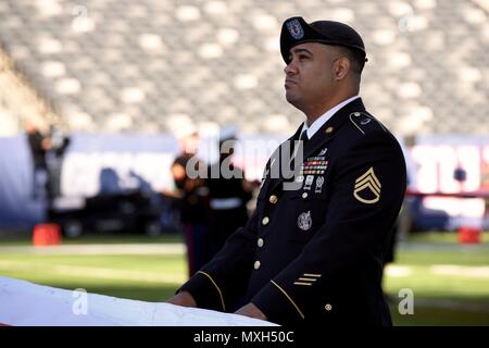 NEW YORK - Servicemembers aus allen fünf Niederlassungen halten eine große amerikanische Flagge vor der New York Giants gegen die Philadelphia Eagles militärischen Anerkennung Spiel an MetLife Stadium in East Rutherford, New Jersey, Sunday, November 6, 2016. Mehr als 100 Servicemembers von New York und New Jersey Bereich freiwillig ihre Niederlassung der Service während der vor - Spiel und halftime Zeremonien zu vertreten. U.S. Coast Guard Foto von Petty Officer 2. Klasse Sabrina Clarke. Stockfoto