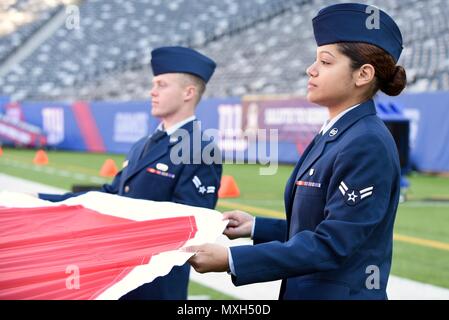 NEW YORK - Servicemembers aus allen fünf Niederlassungen halten eine große amerikanische Flagge vor der New York Giants gegen die Philadelphia Eagles militärischen Anerkennung Spiel an MetLife Stadium in East Rutherford, New Jersey, Sunday, November 6, 2016. Mehr als 100 Servicemembers von New York und New Jersey Bereich freiwillig ihre Niederlassung der Service während der vor - Spiel und halftime Zeremonien zu vertreten. U.S. Coast Guard Foto von Petty Officer 2. Klasse Sabrina Clarke. Stockfoto