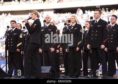 NEW YORK - US-Marine Band Mitgliedern während der halftime show in der New York Giants gegen die Philadelphia Eagles militärischen Anerkennung Spiel an MetLife Stadium in East Rutherford, New Jersey, Sunday, November 6, 2016. Mehr als 100 Servicemembers von New York und New Jersey Bereich freiwillig ihre Niederlassung der Service während der vor - Spiel und halftime Zeremonien zu vertreten. U.S. Coast Guard Foto von Petty Officer 2. Klasse Sabrina Clarke. Stockfoto