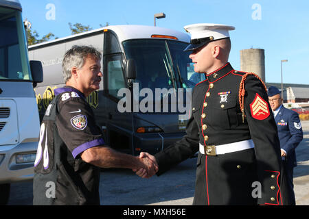 Ein Baltimore Ravens fan schüttelt Hände mit US Marine Corps Sgt. Scott Spongberg, ein Los Angeles native, Marine Barracks Washington, D.C. zugewiesen, bevor ein "Salute to Service" vor - Spiel Zeremonie an der Ravens vs Spiel der Steelers bei M&T Bank Stadium in Baltimore, Md., Nov. 6, 2016. 33 service Mitglieder vertreten Ihre Niederlassung und der Joint Task Force - National Capital Region (JTF-NCR) am Spiel. JTF-NCR ist ein gemeinsamer Dienst mit der Koordinierung aller militärischen zeremoniellen Unterstützung für die 58 Präsidentschafts-einweihung aufgeladen. (U.S. Armee Foto: Staff Sgt. Elvis Umanzor) Stockfoto