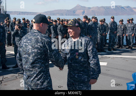 161105-N-N 0901-137 MITTELMEER (Nov 5, 2016) - Cmdr. Ken Pickard, rechts, schüttelt Hände mit Cmdr. Peter Halvorsen, kommandierender Offizier, USS Carney (DDG64) Nachdem bei einem Befehl Zeremonie an Bord der USS Carney, Nov. 5, 2016 erleichtert wird. Carney, einem der Arleigh-Burke-Klasse geführte-missile Destroyer, Vorwärts - Rota, Spanien bereitgestellt werden, ist die Durchführung einer Routinepatrouille in den USA 6 Flotte Bereich der Maßnahmen zur Unterstützung der US-amerikanischen nationalen Sicherheitsinteressen in Europa. (U.S. Marine Foto von Senior Chief Petty Officer Galen Draper/Freigegeben) Stockfoto