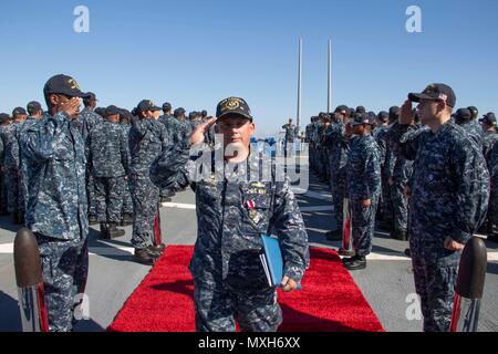 161105-N-N 0901-256 MITTELMEER (Nov 5, 2016) - Seite Jungs machen Ehren zu Cmdr. Ken Pickard, wie Er fährt eine Änderung des Befehls Zeremonie an Bord der USS Carney (DDG64) Nov. 5, 2016. Carney, einem der Arleigh-Burke-Klasse geführte-missile Destroyer, Vorwärts - Rota, Spanien bereitgestellt werden, ist die Durchführung einer Routinepatrouille in den USA 6 Flotte Bereich der Maßnahmen zur Unterstützung der US-amerikanischen nationalen Sicherheitsinteressen in Europa. (U.S. Marine Foto von Petty Officer 2. Klasse Ramiro Flores/Freigegeben) Stockfoto