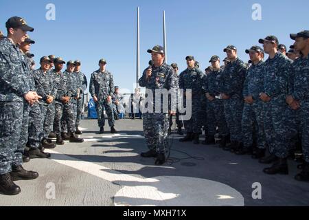 161105-N-N 0901-170 MITTELMEER (Nov 5, 2016) - Cmdr. Ken Pickard, Adresse der Crew der USS Carney (DDG64) bei einem Befehl Zeremonie an Bord der USS Carney, Nov. 5, 2016. Carney, einem der Arleigh-Burke-Klasse geführte-missile Destroyer, Vorwärts - Rota, Spanien bereitgestellt werden, ist die Durchführung einer Routinepatrouille in den USA 6 Flotte Bereich der Maßnahmen zur Unterstützung der US-amerikanischen nationalen Sicherheitsinteressen in Europa. (U.S. Marine Foto von Petty Officer 2. Klasse Ramiro Flores/Freigegeben) Stockfoto