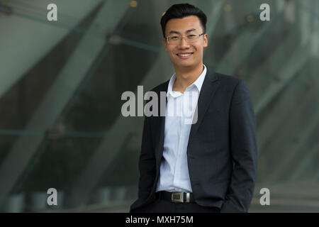 Junge asiatische Geschäftsmann in der Stadt Stockfoto