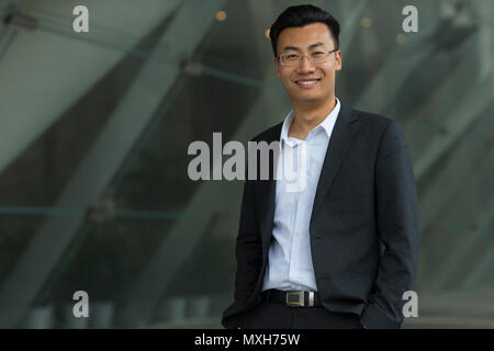 Junge asiatische Geschäftsmann in der Stadt Stockfoto