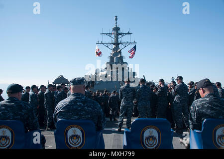 161105-N-N 0901-102 MITTELMEER (Nov 5, 2016) - Cmdr. Ken Pickard, Adresse der Crew der USS Carney (DDG64) bei einem Befehl Zeremonie an Bord der USS Carney, Nov. 5, 2016. Carney, einem der Arleigh-Burke-Klasse geführte-missile Destroyer, Vorwärts - Rota, Spanien bereitgestellt werden, ist die Durchführung einer Routinepatrouille in den USA 6 Flotte Bereich der Maßnahmen zur Unterstützung der US-amerikanischen nationalen Sicherheitsinteressen in Europa. (U.S. Marine Foto von Senior Chief Petty Officer Galen Draper/Freigegeben) Stockfoto