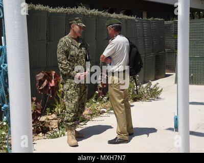 U.S. Navy hinten Adm. William Wheeler III, stellvertretender Kommandeur der Combined Joint Task Force-Horn von Afrika (CJTF-HOA) und Oberst Søren Knudsen, militärischen Berater der Königlichen Dänischen Botschaft und Defence Attaché Kenia, Nairobi, Converse, nachdem eine Verteidigung Steering Committee Meeting in Mogadischu, Somalia, Nov 3, 2016. Der Schauplatz erlaubt Mitglieder somalischer Verteidigung Sicherheit Situationen zu besprechen, die AMISOM Herausforderungen, und die derzeitige Dynamik von allen Seiten gesehen. Diese Treffen richten Sie mit der CJTF-HOA Mission zu unterstützen und damit die Stabilisierung Somalias. Combined Joint Task Force-Horn von Afrika ist ein multi Stockfoto