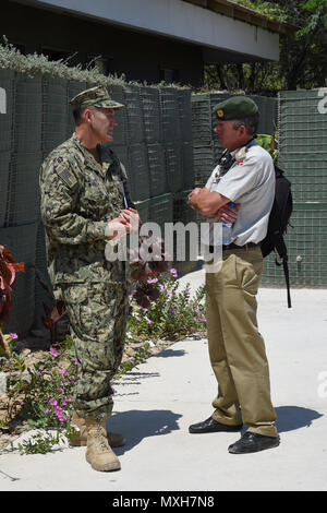 U.S. Navy hinten Adm. William Wheeler III, stellvertretender Kommandeur der Combined Joint Task Force-Horn von Afrika (CJTF-HOA) und Oberst Søren Knudsen, militärischen Berater der Königlichen Dänischen Botschaft und Defence Attaché Kenia, Nairobi, Converse, nachdem eine Verteidigung Steering Committee Meeting in Mogadischu, Somalia, Nov. 3, 2016. Der Schauplatz erlaubt Mitglieder somalischer Verteidigung Sicherheit Situationen zu besprechen, die AMISOM Herausforderungen, und die derzeitige Dynamik von allen Seiten gesehen. Diese Treffen richten Sie mit der CJTF-HOA Mission zu unterstützen und damit die Stabilisierung Somalias. Combined Joint Task Force-Horn von Afrika ist ein mult Stockfoto