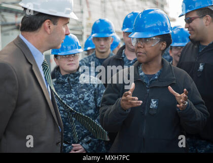 161104-N-MC 499-064 Norfolk, Virginia (Nov. 4, 2016) Stellvertretender Sekretär der Marine (Energie) Joseph Bryan spricht mit Petty Officer 1st Class Joycelyn Calloway bei einer Preisverleihung an Bord der Amphibisches Schiff USS Kearsarge (LHD3). Während an Bord, Bryan präsentiert Kearsarge mit einer Platin-Geschäftsjahr 2016 Energie und Wasser Management Awards Programm Energy Efficiency Award. Kearsarge unterzieht sich einem geplanten Wartungszeitraum bei BAE Systems Naval Shipyard. (U.S. Marine Foto von Seaman Dana D. Legg/Freigegeben) Stockfoto