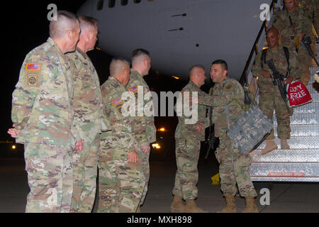 Oberstleutnant James C. Reese, Kommandant der 2. Battalion, 44th Air Defense Artillery Regiment, 101St Airborne Division (Air Assault) Sustainment Brigade, 101 Abn. Div., durch den Befehl Sgt begrüßt. Maj. Gabriel Espinosa, Senior command Sergeant Major für die 101 Abn. Div., und Befehl Mannschaften von 108 Air Defense Artillery Brigade, Fort Bragg, N.C. und 101. Abn. Div. Sust. Bde., Nov. 5, 2016, als er ankommt in Fort Campbell, Ky. (U.S. Armee Foto von Sgt. Neysa Canfield/Luftlandedivision Sustainment Brigade Public Affairs) Stockfoto