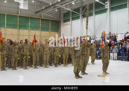 Oberstleutnant James C. Reese, Kommandant der 2. Battalion, 44th Air Defense Artillery Regiment, 101St Airborne Division (Air Assault) Sustainment Brigade, 101 Abn. Div., und Command Sgt. Maj. Randy Grau, Senior Advisor für 2 Mrd. angeworben., 44. ADA Regt., Fall Ihr BATAILLON Farben vorbereiten, Nov. 5, 2016, im Hangar 3 am Fort Campbell, Ky., wie sie von ihren 9-monatigen Einsatz in den Irak und nach Afghanistan zurück. (U.S. Armee Foto von Sgt. Neysa Canfield/Luftlandedivision Sustainment Brigade Public Affairs) Stockfoto