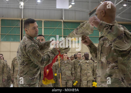 Oberstleutnant James C. Reese (links), Kommandant der 2. Battalion, 44th Air Defense Artillery Regiment, 101St Airborne Division (Air Assault) Sustainment Brigade, 101 Abn. Div., und Command Sgt. Maj. Randy Grau, Senior Advisor für 2 Mrd. angeworben., 44. ADA Regt., uncase das BATAILLON Farben, Nov. 5, 2016, im Hangar 3 am Fort Campbell, Ky. als Symbol für die Rückkehr in die Heimat. (U.S. Armee Foto von Sgt. Neysa Canfield/Luftlandedivision Sustainment Brigade Public Affairs) Stockfoto