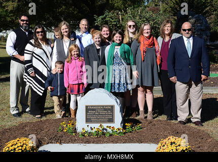 Familienangehörige von William J. Franssen, Sr. versammeln sich um sein Denkmal nach einer enthüllungsfeier am Joint Base Langley-Eustis, Va., Nov. 8, 2016. Während seiner 40-jährigen Dienstzeit zu Moral-, Wohlfahrts- und Erholungsprogramme, Franssen zusammengearbeitet, um die Lebensqualität für die US-Soldaten und ihre Familien zu verbessern. (U.S. Air Force Foto: Staff Sgt. Teresa J. Cleveland) Stockfoto