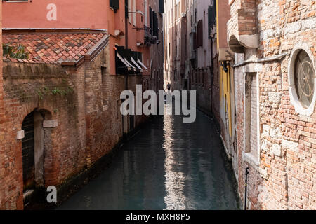 Schmalen Kanal, Gondel und Gondoliere in Silhouette, Venedig, Italien Stockfoto
