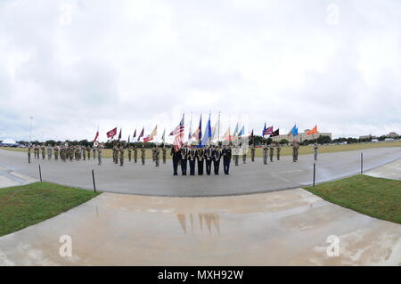 16 Veteranen aus dem Zweiten Weltkrieg der San Antonio Gemeinschaft wurden in einem Veteranen der zentralen Feier geehrt bei MacArthur Feld, 9. November statt. Lt. Gen Jeffrey S. Buchanan, Commander, Armee Nord (fünfte Armee) präsentiert die Veteranen mit dem Herrn Abgeordneten Service Ehrennadel und einer Armee Nord-Gedenkmünze. Der Herr Abgeordnete Service Ehrennadel wurde United States Military Service für Mitglieder, die unter ehrenhaften Bedingungen während des Zweiten Weltkrieges entlassen wurden ausgezeichnet. Drei Personen wurden erkannt, und der Distinguished Quartermaster Plakette, für ihren Service und die Unterstützung Fort Sam Houston Service empfangen Stockfoto