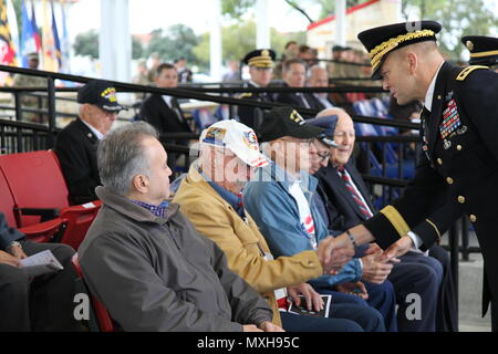 16 Veteranen aus dem Zweiten Weltkrieg der San Antonio Gemeinschaft wurden in einem Veteranen der zentralen Feier geehrt bei MacArthur Feld, 9. November statt. Lt. Gen Jeffrey S. Buchanan, Commander, Armee Nord (fünfte Armee) präsentiert die Veteranen mit dem Herrn Abgeordneten Service Ehrennadel und einer Armee Nord-Gedenkmünze. Der Herr Abgeordnete Service Ehrennadel wurde United States Military Service für Mitglieder, die unter ehrenhaften Bedingungen während des Zweiten Weltkrieges entlassen wurden ausgezeichnet. Drei Personen wurden erkannt, und der Distinguished Quartermaster Plakette, für ihren Service und die Unterstützung Fort Sam Houston Service empfangen Stockfoto