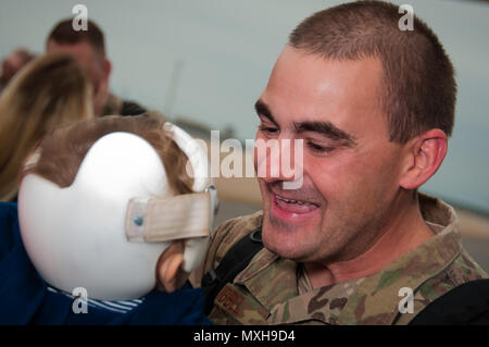 161109-N-XB 816-092 FORT WORTH, Texas (Nov. 9, 2016) 301 Fighter Wing Flieger zurück nach Hause nach einer dreimonatigen Einsatz zur Unterstützung der Operation, die die Freiheit des Sentinel. Piloten und Betreuer als nur dedizierte Fighter squadron in Afghanistan bereitgestellt. Betrieb die Freiheit des Sentinel zielt darauf ab, die Sicherheit und die Stabilität in der Region zu erhalten. (U.S. Marine Foto von Mass Communication Specialist 2. Klasse Jason Howard/Freigegeben) Stockfoto