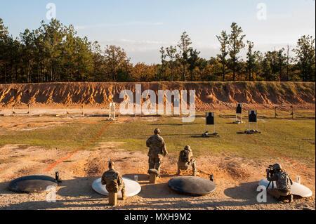 Master Sgt. Robert Mango, mit der 9 Mission Support Command und der US-Armee finden Bekämpfung Treffsicherheit Programm, engagiert sich beweglichen Zielen am dritten Tag der US-Armee den Befehl Waffen Treffsicherheit Wettbewerb Nov. 9, 2016, Fort Bragg, N.C. Die 4-tägige Wettbewerb FORSCOM verfügt über Scharfschützen aus der US-Army, US-Army Reserve und der Nationalgarde in Veranstaltungen für die M9 Pistole, die M4A1 Rifle und das M249 SAW oder Squad automatischen Waffe, für die Soldaten, die darüber hinaus Experte Sportschützen erkennen. Die mehrstufige Ereignisse Herausforderung Fähigkeit der Wettbewerber zu genau und schnell en Stockfoto