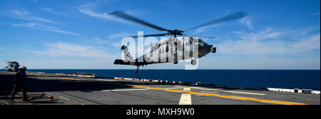 Atlantik (Nov. 8, 2016) - einem MH-60 Seahawk, angeschlossen an Hubschrauber Meer Combat Squadron 28 (HSC-28), zieht aus der Flight Deck der Amphibisches Schiff USS Iwo Jima (LHD7). Iwo Jima ist Dampf in Richtung NEW YORK zur Unterstützung der Veteran's Day feiern. (U.S. Marine Foto von Petty Officer 3. Klasse Jess E. Toner/Freigegeben) Stockfoto