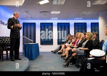 161108-N-bei 895-210 Arlington, Virginia (Nov. 9, 2016) 2016 Atlantic Fleet Empfänger der Vice Admiral James Bond Stockdale Award, Cmdr. Ken Kleinschnittger, dank seiner Familie während einer Zeremonie im Pentagon Halle der Helden. Cmdr. Gary Montalvo ist der pazifische Flotte Stockade Preisträger. (U.S. Marine Foto von Petty Officer 1st Class Nathan Laird/Freigegeben) Stockfoto