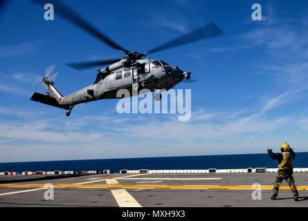 161108-N-ZB 097-021 ATLANTIK (Nov. 8, 2016) Einem MH-60 Seahawk, angeschlossen an Hubschrauber Meer Combat Squadron 28 (HSC-28), off (aus) aus dem Flight Deck der Amphibisches Schiff USS Iwo Jima (LHD7). Iwo Jima ist Dampf in Richtung NEW YORK zur Unterstützung der Veteran's Day feiern. (U.S. Marine Foto von Petty Officer 3. Klasse Jess E. Toner/Freigegeben) Stockfoto