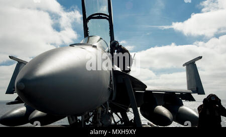 161107-N-JM 189-009 (Nov. 7, 2016) Leutnant Evan Levesane zugeordnet Strike Fighter Squadron (VFA) 2 "Kopfgeldjäger" führt eine Pre-flight Inspection einer F/A-18F Super Hornet auf dem Flugzeugträger USS Carl Vinson (CVN 70). Carl Vinson wird derzeit die Durchführung von Composite Trainingsgerät Übung (COMPTUEX) in Vorbereitung für eine bevorstehende Bereitstellung. (U.S. Marine Foto von Seaman Theo Shively/Freigegeben) Stockfoto