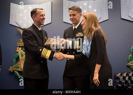 161108-N-bei 895-219 Arlington, Virginia (Nov. 9, 2016) Chef der Naval Operations (CNO) Adm. John Richardson leitet die 2016 Vice Adm. James Bond Stockdale Führung Preisverleihung im Pentagon Halle der Helden. Empfänger sind in diesem Jahr die Cmdr. Ken Kleinschnittger, atlantische Flotte, und Cmdr. Gary Montalvo, Pazifik Flotte. (U.S. Marine Foto von Petty Officer 1st Class Nathan Laird/Freigegeben) Stockfoto