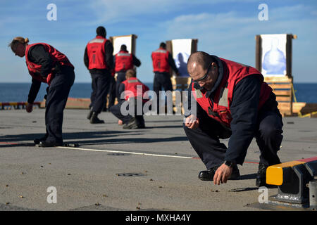 161108-N-QJ 850-133 ATLANTIK (Nov. 8, 2016) Petty Officer 2nd class Jose Nunez nimmt runde Gehäuse während einer Live-fire Übung auf dem Flugdeck der Amphibisches Schiff USS Iwo Jima (LHD7). Iwo Jima ist Dampf in Richtung NEW YORK zur Unterstützung der Veteran's Day feiern. (U.S. Marine Foto von Petty Officer 2. Klasse Andrew Murray/Freigegeben) Stockfoto