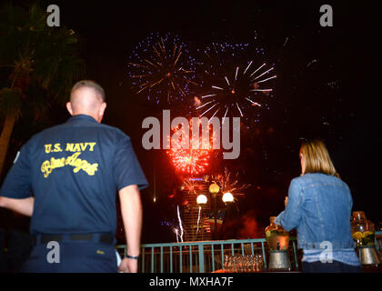 JACKSONVILLE, Fla., (4. November 2016) - ein Mitglied der US-Navy Flight Demonstration Squadron, die Blue Angels, Uhren Feuerwerk über dem St. Johns River in Downtown Jacksonville in die Blue Angels einladende Rezeption in der Innenstadt von Jacksonville. Die Blue Angels durchgeführt über das Wochenende am Meer und Himmel spektakuläre Air Show in Jacksonville Beach. (U.S. Marine Foto von Petty Officer 1st Class Stacy D. Laseter/Freigegeben) Stockfoto