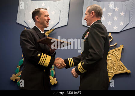 161108-N-bei 895-224 Arlington, Virginia (Nov. 9, 2016) Chef der Naval Operations (CNO) Adm. John Richardson leitet die 2016 Vice Adm. James Bond Stockdale Führung Preisverleihung im Pentagon Halle der Helden. Empfänger sind in diesem Jahr die Cmdr. Ken Kleinschnittger, atlantische Flotte, und Cmdr. Gary Montalvo, Pazifik Flotte. (U.S. Marine Foto von Petty Officer 1st Class Nathan Laird/Freigegeben) Stockfoto