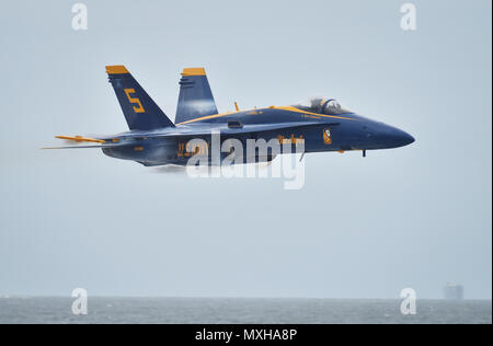 161106-N-NI (474-458 Jacksonville, Fla., Nov. 5, 2016) U.S. Navy Flight Demonstration Squadron, die Blue Angels, Lead Solo #5 Lt Ryan Chamberlain führt die Sneak Pass am Meer und Himmel Spektakuläre 2016 in Jacksonville, Florida. Der Blaue Engel sind geplant mehr als 50 Demonstrationen in den USA im Jahr 2016 durchzuführen, das 70. Jubiläum des Teams. (U.S. Marine Fotos von Petty Officer 1st Class Daniel M. Young/Freigegeben) Stockfoto