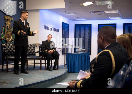 161108-N-bei 895-213 Arlington, Virginia (Nov. 9, 2016) 2016 Pazifik Flotte Empfänger der Vice Admiral James Bond Stockdale Award, Cmdr. Gary Montalvo, dank seiner Familie während einer Zeremonie im Pentagon Halle der Helden. Cmdr. Ken Kleinschnittger ist der Atlantik Flotte Stockade Preisträger. (U.S. Marine Foto von Petty Officer 1st Class Nathan Laird/Freigegeben) Stockfoto