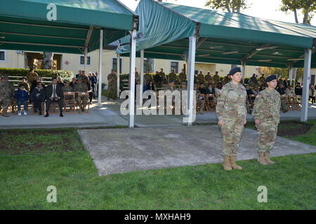 Oberst Christine A. Beeler, Commander, 414 Vertragsparteien Unterstützung Brigade (links) und Befehl Sgt. Bürgermeister Julie A. Saorrono, eingehende CSM, 414 Vertragsparteien Unterstützung Brigade, bei der Übernahme von Verantwortung in der Caserma Ederle, Vicenza, Italien, 9. November 2016. (U.S. Armee Foto von visuellen Informationen Spezialist Paolo Bovo/freigegeben) Stockfoto