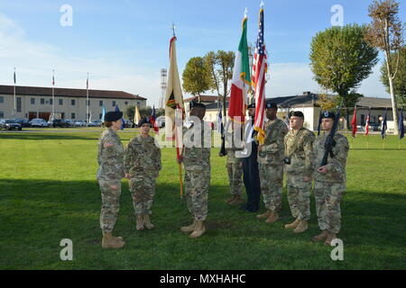 Oberst Christine A. Beeler, Commander, 414 Vertragsparteien Unterstützung Brigade (links), ist bereit, die Farben von Master Sgt zu erhalten. Ashley Moye, um Command Sgt. Bürgermeister Julie A. Saorrono, eingehende CSM, 414 Vertragsparteien Unterstützung Brigade (Mitte), bei der Übernahme von Verantwortung in der Caserma Ederle, Vicenza, Italien, 9. November 2016. (U.S. Armee Foto von visuellen Informationen Spezialist Paolo Bovo/freigegeben) Stockfoto