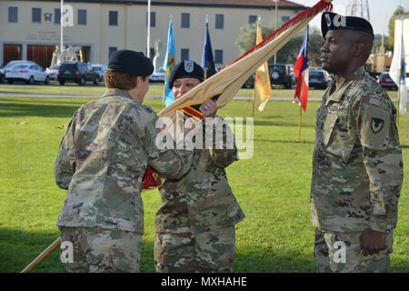 Oberst Christine A. Beeler, Commander 414 Vertragsparteien Unterstützung Brigade (links) übergibt der 414 Vertragsparteien Unterstützung Brigade guidon, Sgt. Bürgermeister Julie A. Saorrono, eingehende CSM, 414 Vertragsparteien Unterstützung Brigade, bei der Übernahme von Verantwortung in der Caserma Ederle, Vicenza, Italien, 9. November 2016. (U.S. Armee Foto von visuellen Informationen Spezialist Paolo Bovo/freigegeben) Stockfoto