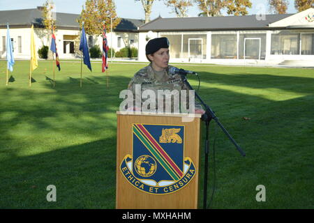 Oberst Christine A. Beeler, Commander, 414 Vertragsparteien Unterstützung Brigade, Adressen das Publikum während der Übernahme von Verantwortung in der Caserma Ederle, Vicenza, Italien, 9. November 2016. (U.S. Armee Foto von visuellen Informationen Spezialist Paolo Bovo/freigegeben) Stockfoto