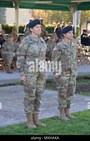 Oberst Christine A. Beeler, Commander, 414 Vertragsparteien Unterstützung Brigade (links) und Befehl Sgt. Bürgermeister Julie A. Saorrono, eingehende CSM, 414 Vertragsparteien Unterstützung Brigade, bei der Übernahme von Verantwortung in der Caserma Ederle, Vicenza, Italien, 9. November 2016. (U.S. Armee Foto von visuellen Informationen Spezialist Paolo Bovo/freigegeben) Stockfoto