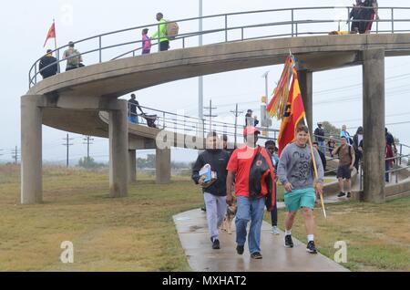 Soldaten und ihre Familien gehen gemeinsam auf dem Weg zu Santa's Workshop in Fort Hood, Texas November 5. Die Teilnehmer gingen - Meile vom Clarke Grundschule zum Clear Creek Commissary zu Spielzeug für militärische Familien drop in der Notwendigkeit während der Feiertage. (Foto: Staff Sgt. Tomora Clark, 3.Kavallerie Public Affairs) Stockfoto